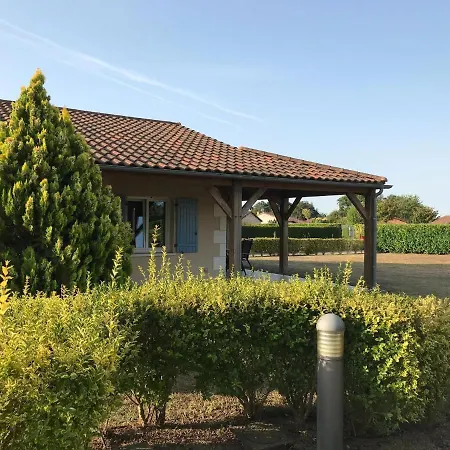 Сasa de vacaciones In With Pool & Golf Access Les Forges (Deux-Sevres)