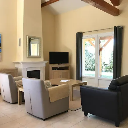 In With Pool & Golf Access 度假居